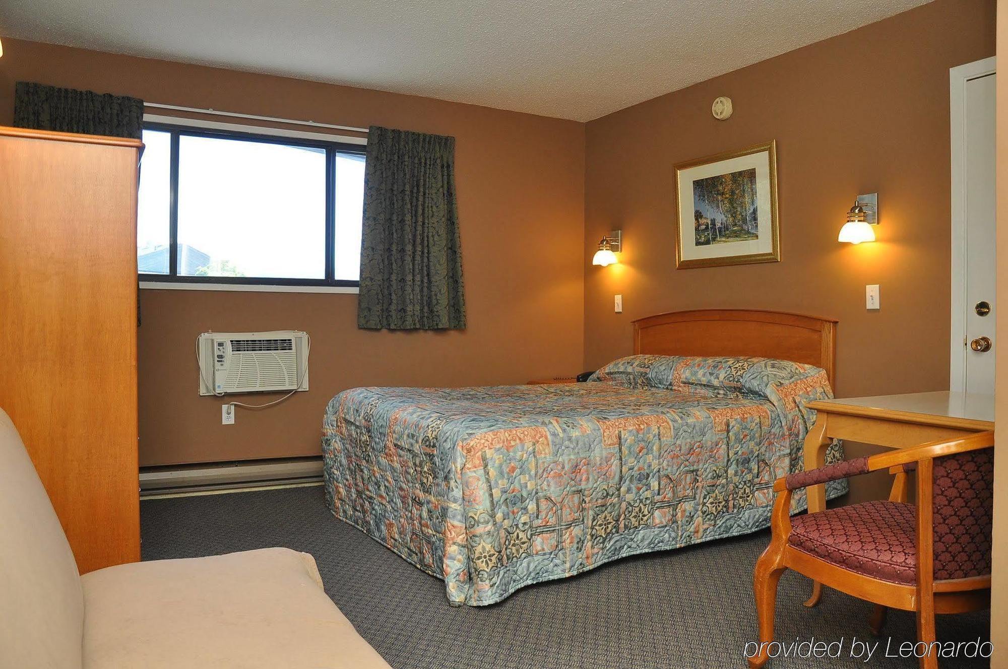Canadas Best Value Inn Kelowna Zimmer foto